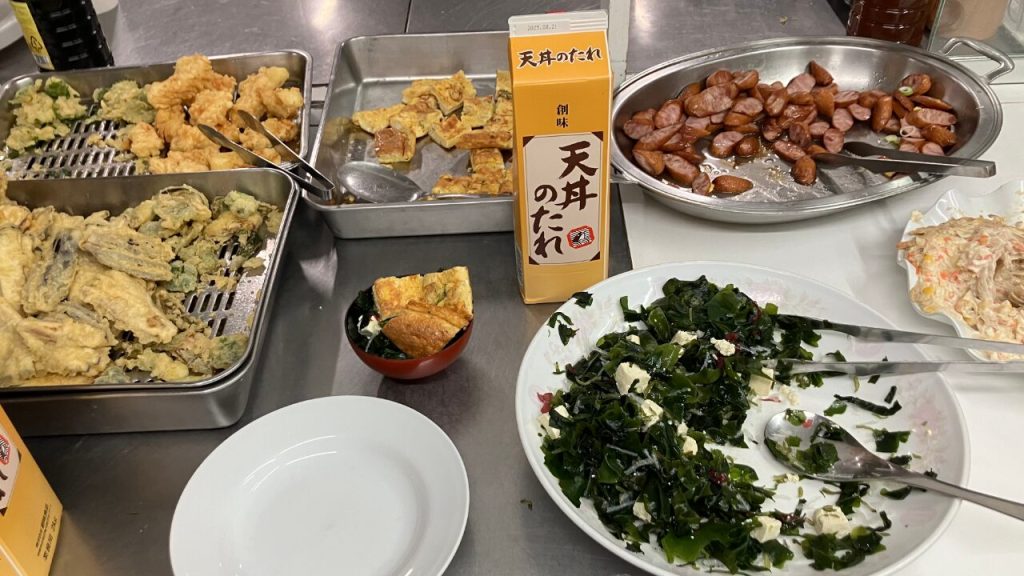 北海道、洞爺湖温泉でのまかないの配膳画像